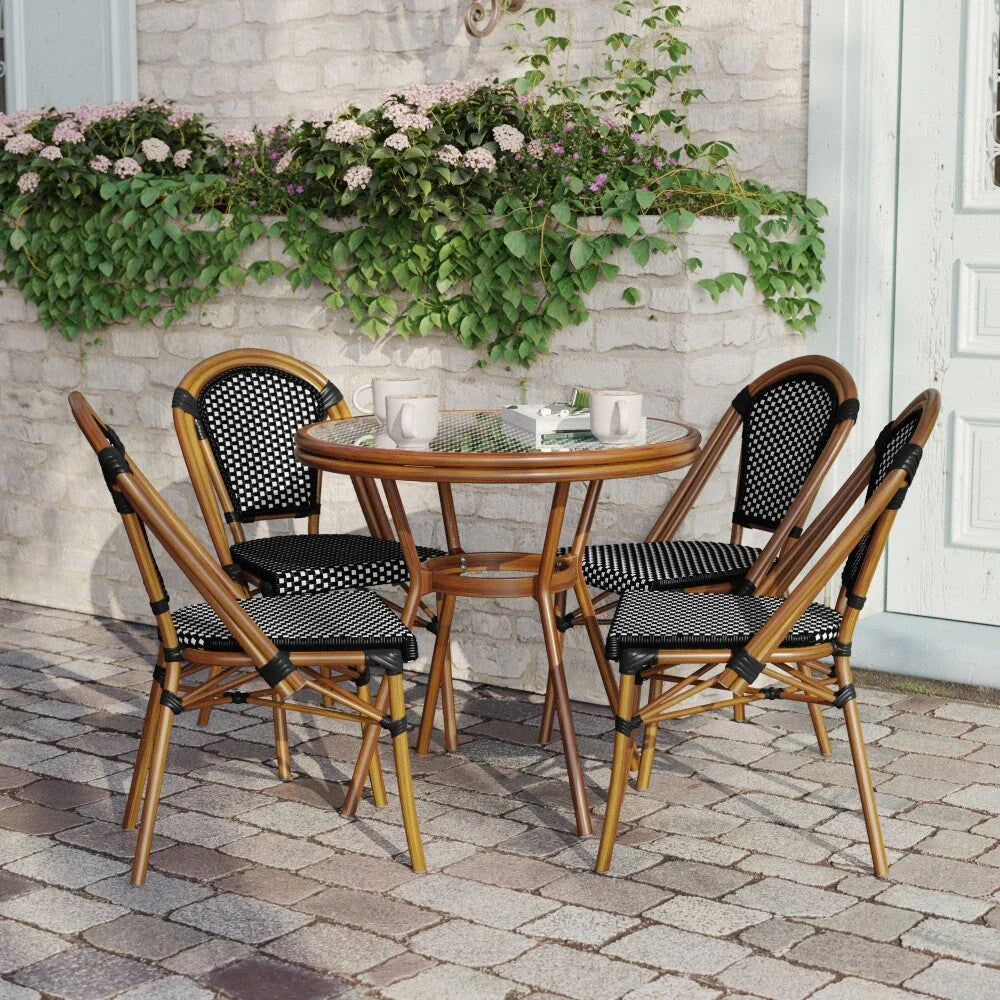 Ensemble bistrot commercial intérieur/extérieur avec table et quatre chaises