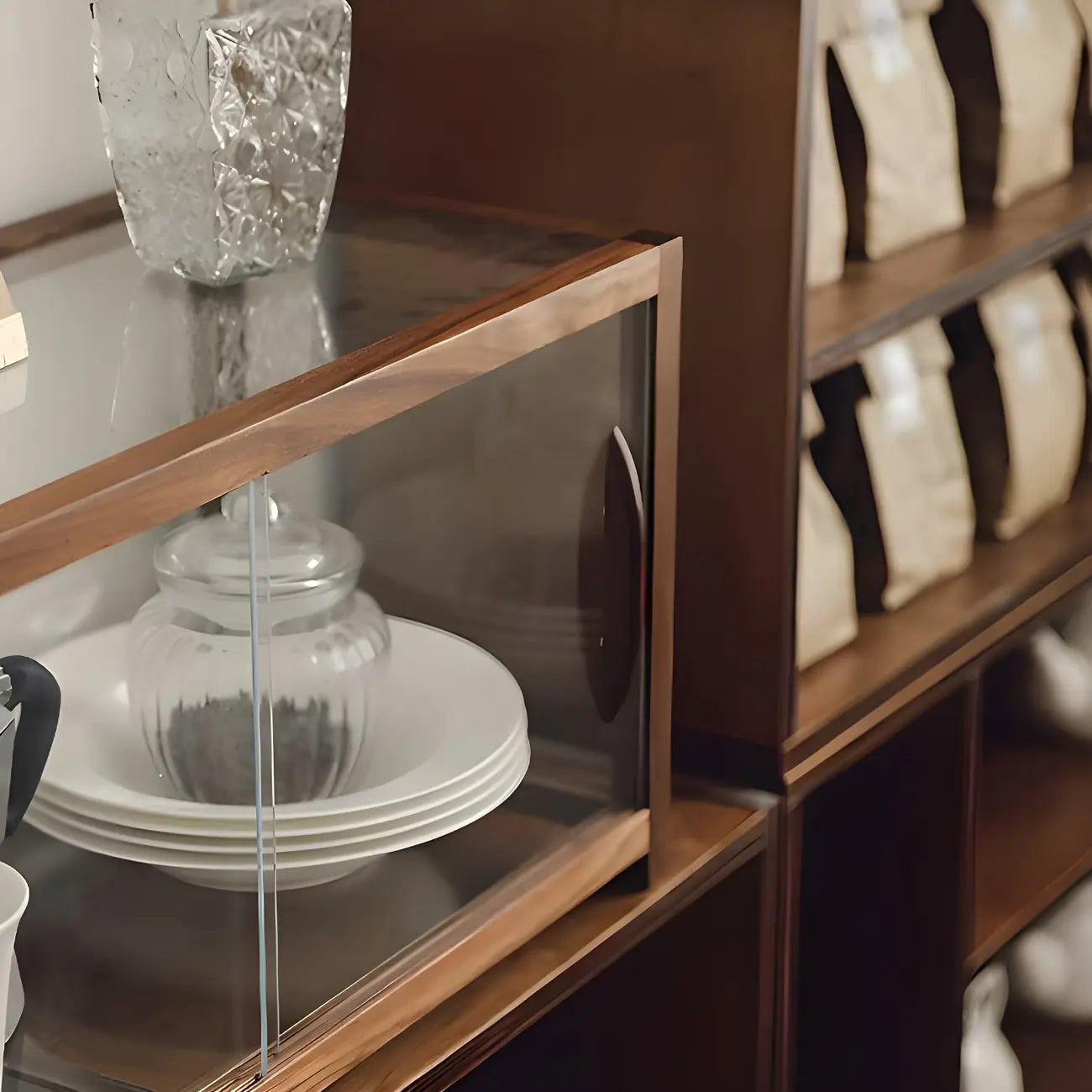 Élégante vitrine de collection en bois avec portes coulissantes
