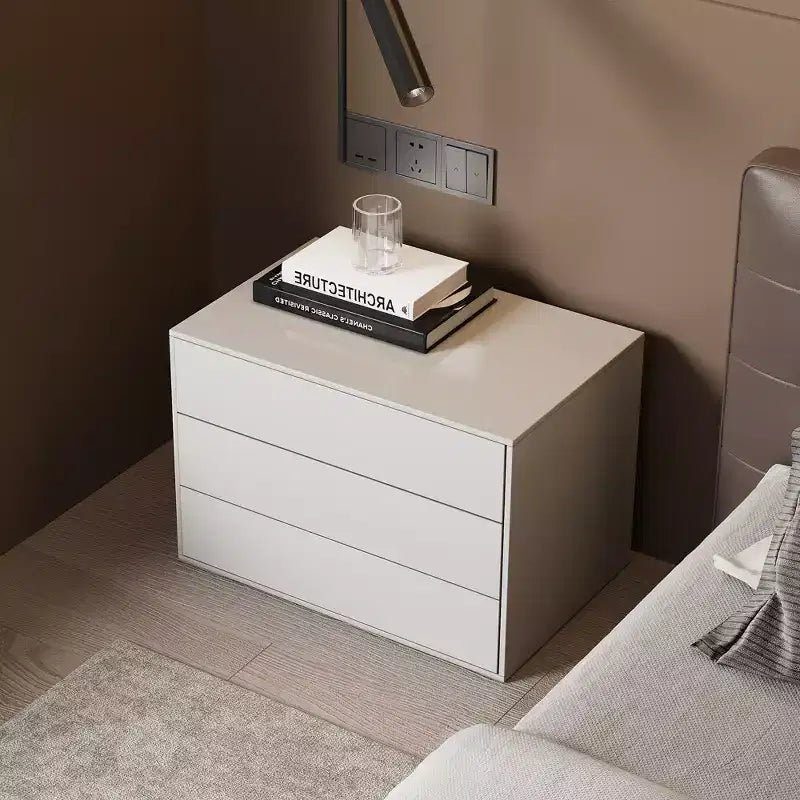 La table de chevet moderne à 3 tiroirs Luck Live, mesurant 31,4 pouces, peut être utilisée comme meuble de rangement dans la chambre ou le salon.