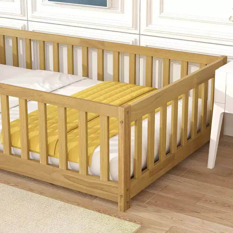 Lit double au sol MAYEERTY avec clôture sans porte, garde-corps en bois d'hévéa beige