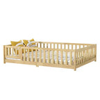 Lit double au sol MAYEERTY avec clôture sans porte, garde-corps en bois d'hévéa beige