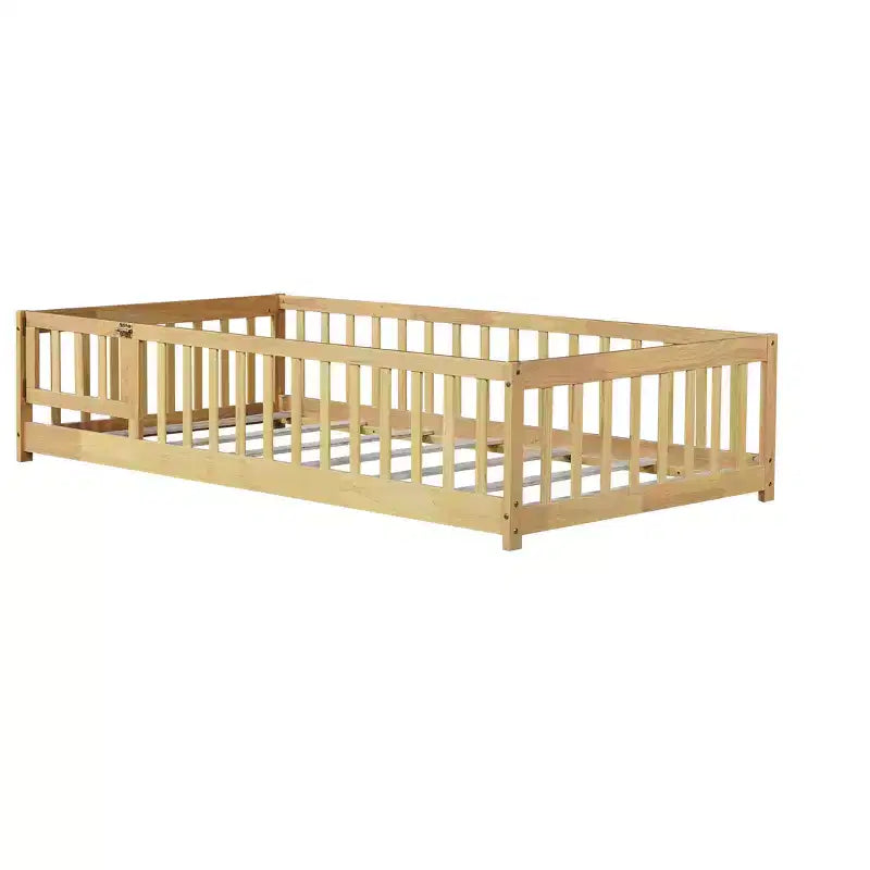 Lit double au sol MAYEERTY avec clôture sans porte, garde-corps en bois d'hévéa beige