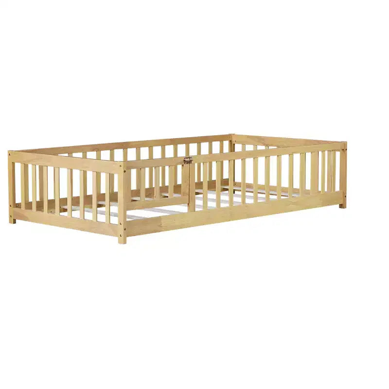 Lit double au sol MAYEERTY avec clôture sans porte, garde-corps en bois d'hévéa beige