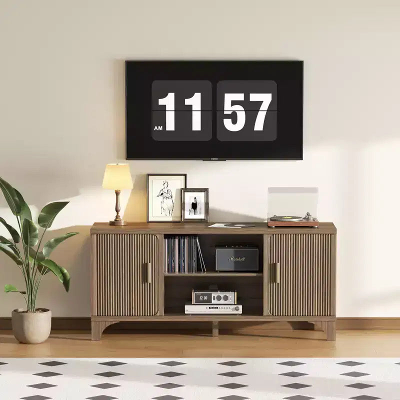 Meuble TV scandinave pour téléviseur 65 pouces avec portes à fermeture amortie, finition noyer