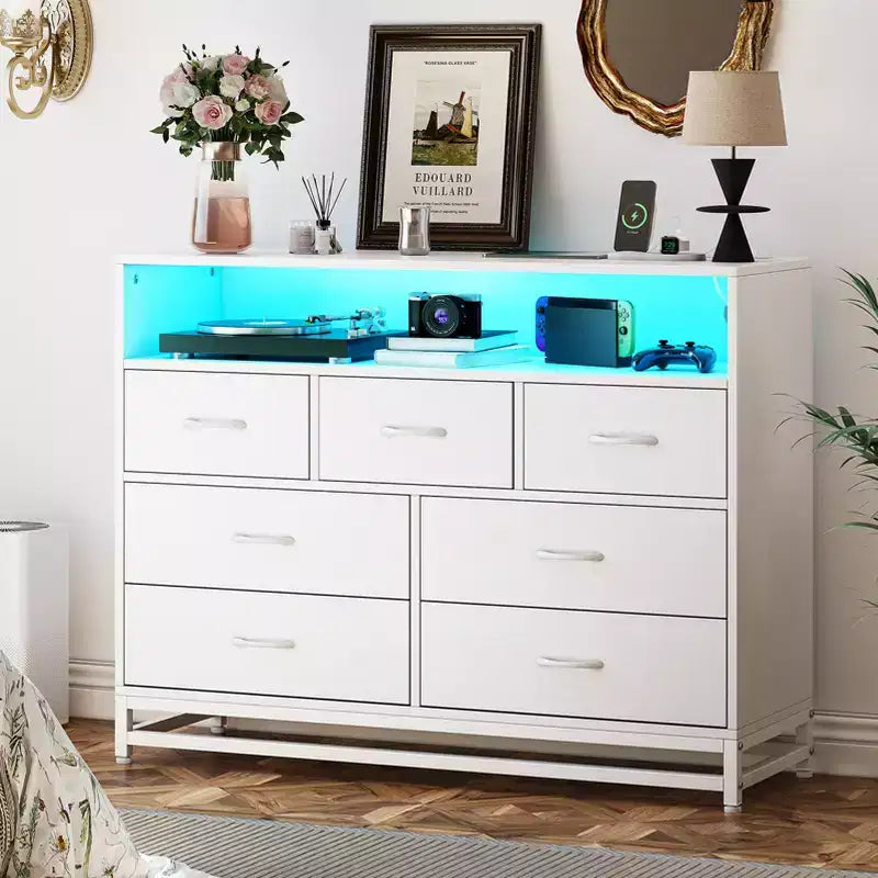 Commode de Chambre avec Lumières LED 7 Tiroirs avec Station de Recharge, Commode de Rangement en Bois pour Entrée, Placard, Salon, Couloir