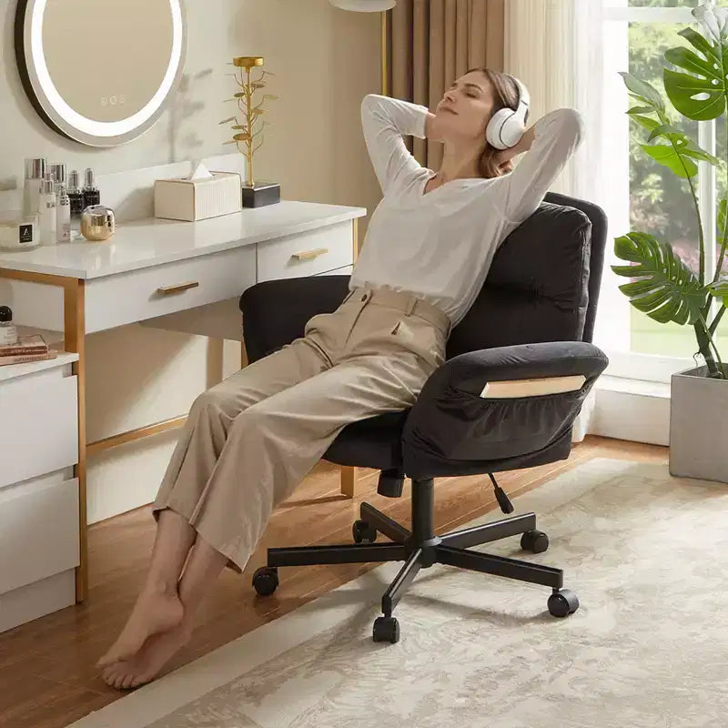 Chaise de bureau Bestier Criss Cross avec accoudoirs et roulettes, chaise de bureau ergonomique à pattes croisées, chaise de bureau pour la maison et le maquillage.