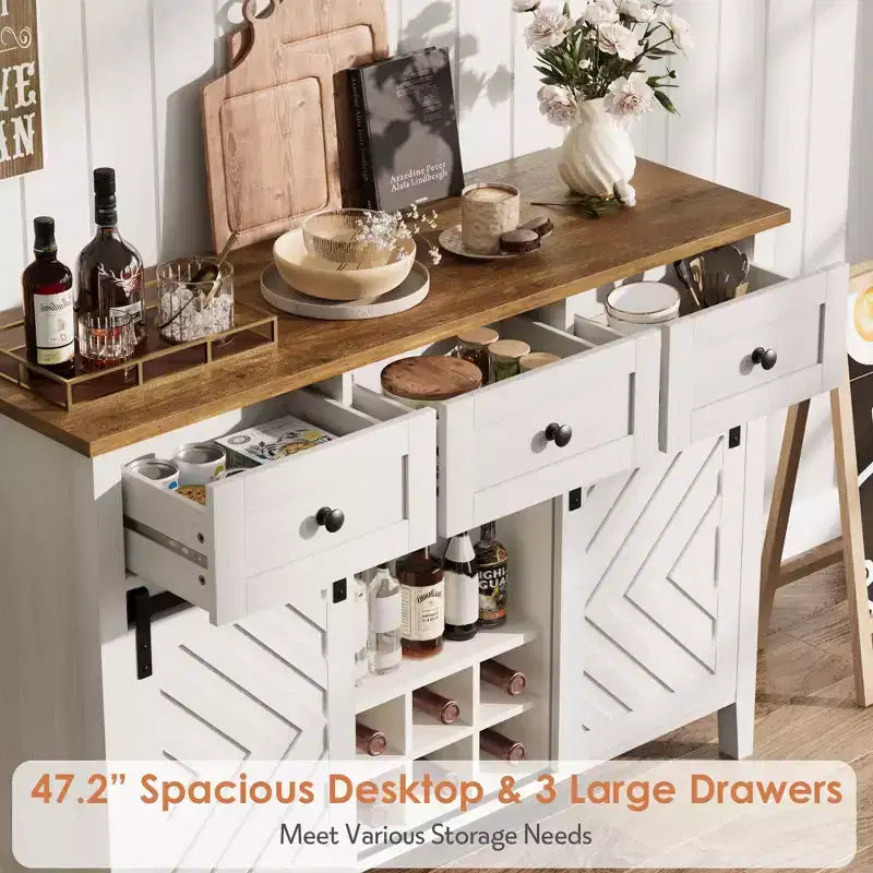 Buffet de ferme 47,2'' avec porte coulissante, Buffet rustique en bois de 33,4'' de hauteur avec 3 tiroirs, étagère réglable et casier à vin amovible