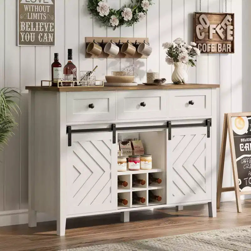 Buffet de ferme 47,2'' avec porte coulissante, Buffet rustique en bois de 33,4'' de hauteur avec 3 tiroirs, étagère réglable et casier à vin amovible