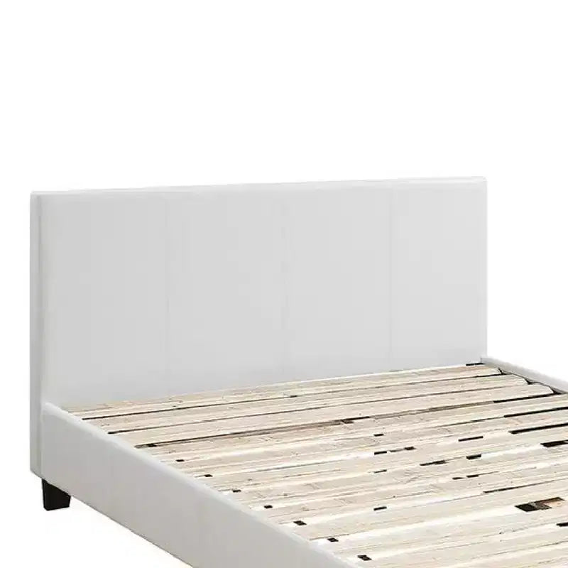 Lit queen en similicuir blanc Royal Hampton de style transitionnel avec tête de lit rembourrée