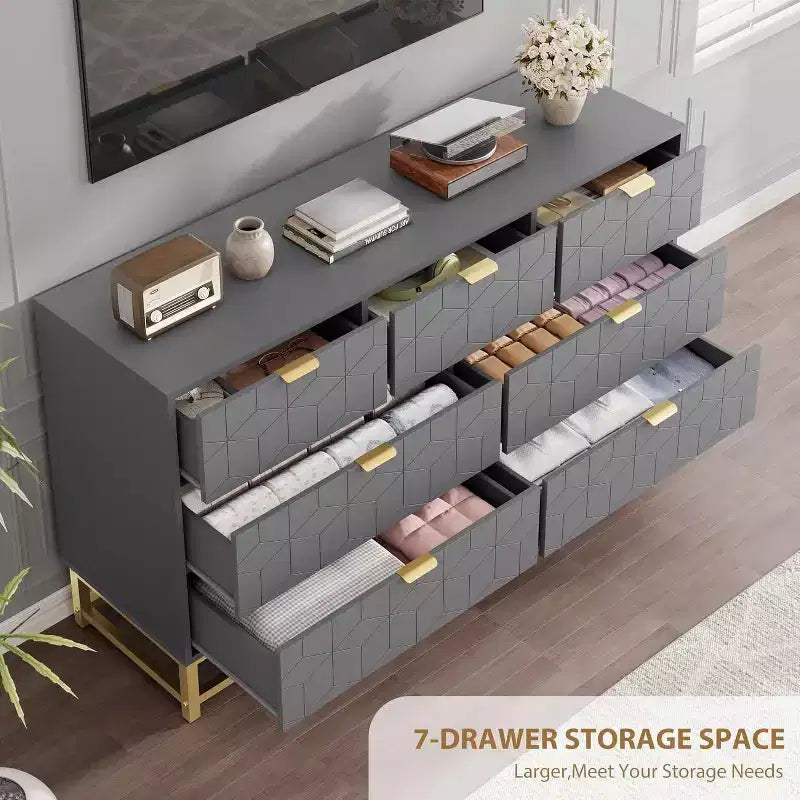 Commode à tiroirs Acekool, commode moderne de 136 cm de large avec façade cannelée, poignées et pieds dorés, organisateur de rangement pour chambre, dressing