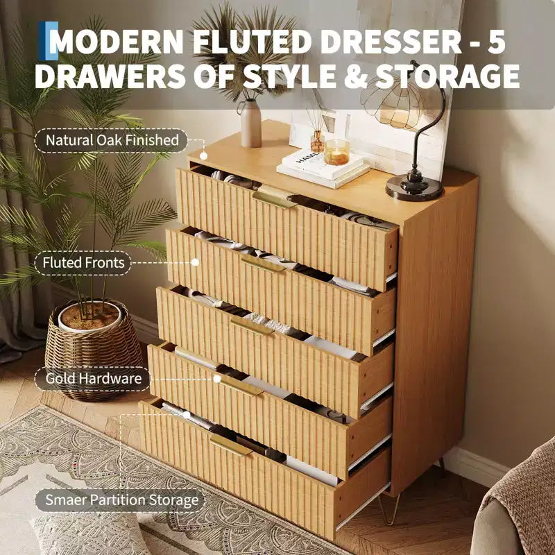 Commode moderne cannelée à 5 tiroirs de 121 cm de haut, chêne naturel, poignées dorées, plateau de 90 kg, anti-basculement, étanche, rangement d'appoint pour chambre/couloir