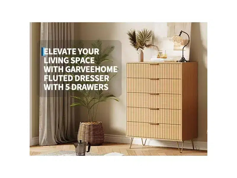 Commode moderne cannelée à 5 tiroirs de 121 cm de haut, chêne naturel, poignées dorées, plateau de 90 kg, anti-basculement, étanche, rangement d'appoint pour chambre/couloir