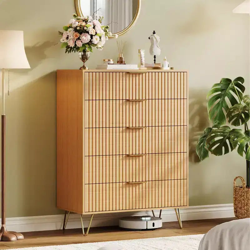 Commode moderne cannelée à 5 tiroirs de 121 cm de haut, chêne naturel, poignées dorées, plateau de 90 kg, anti-basculement, étanche, rangement d'appoint pour chambre/couloir