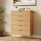 Commode moderne cannelée à 5 tiroirs de 121 cm de haut, chêne naturel, poignées dorées, plateau de 90 kg, anti-basculement, étanche, rangement d'appoint pour chambre/couloir