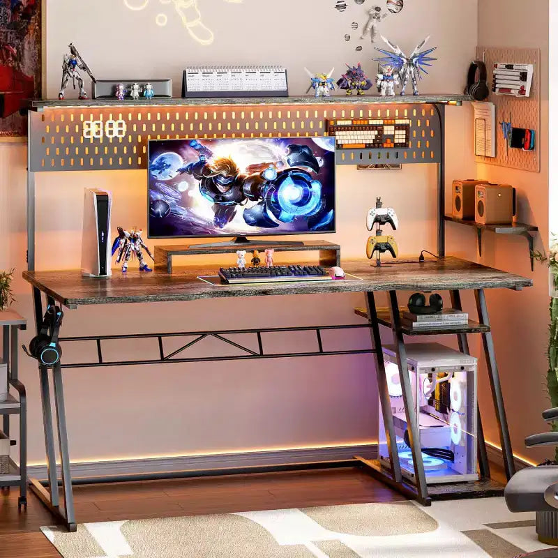 Bureau de gamer Besiost avec station de recharge, bureau d'ordinateur avec étagère supérieure et panneau perforé