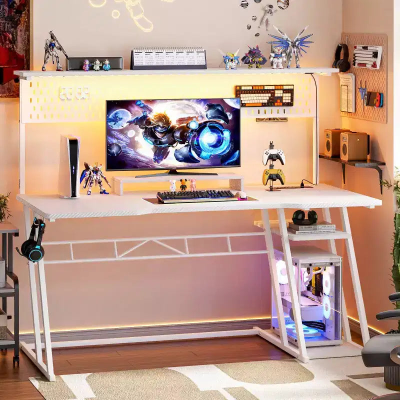 Bureau de gamer Besiost avec station de recharge, bureau d'ordinateur avec étagère supérieure et panneau perforé