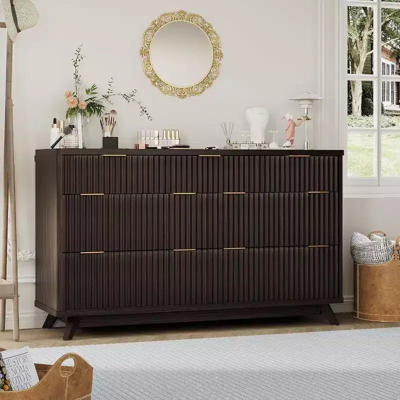 Commode à 7 tiroirs cannelée pour chambre à coucher, commode moderne de 137 cm de large, design profilé incurvé, meuble de rangement en bois pour salon, couloir