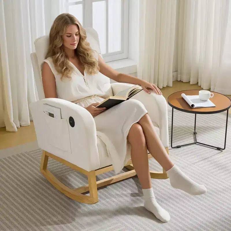 Fauteuil à bascule moderne avec poches latérales, design rembourré. Convient aux salons et chambres à coucher. Dossier haut