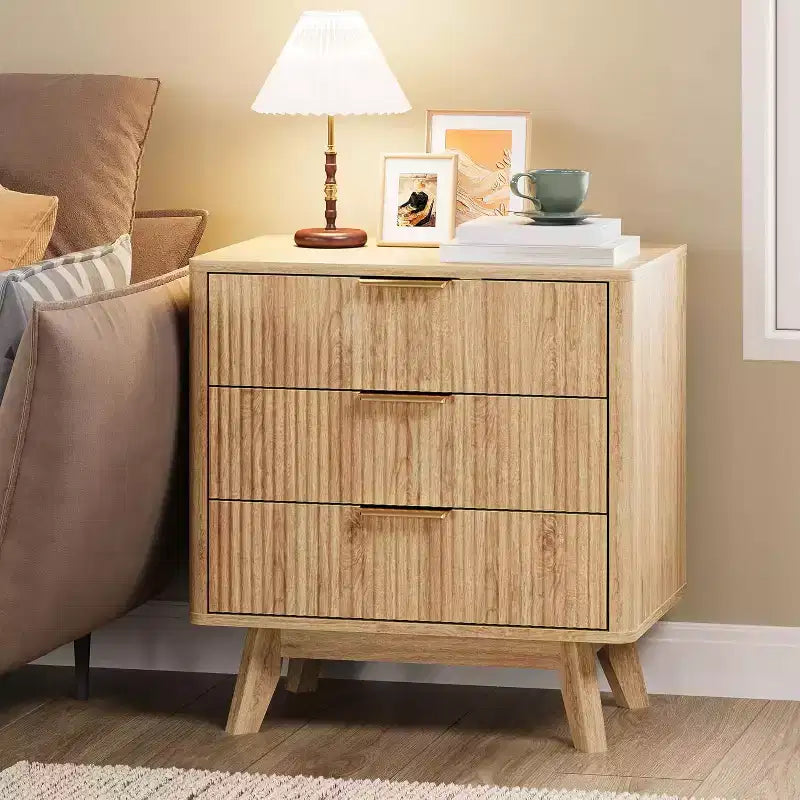 Lot de 2 tables de chevet cannelées de 61 cm, table de chevet large en bois naturel avec station de recharge, 3 grands tiroirs de rangement et poignée en métal pour chambre et salon