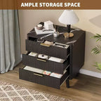 Lot de 2 tables de chevet cannelées de 61 cm, table de chevet large en bois naturel avec station de recharge, 3 grands tiroirs de rangement et poignée en métal pour chambre et salon