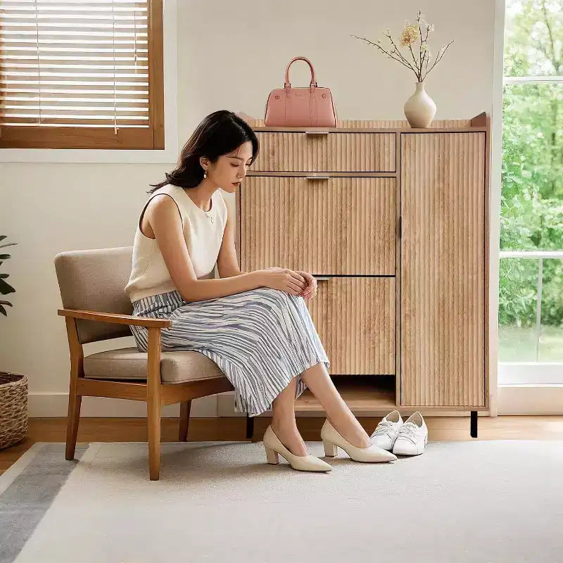 Meuble à chaussures cannelé avec 2 tiroirs basculants, Organiseur à chaussures moderne en bois étroit, Étagère à chaussures haute et fine pour entrée, Chêne