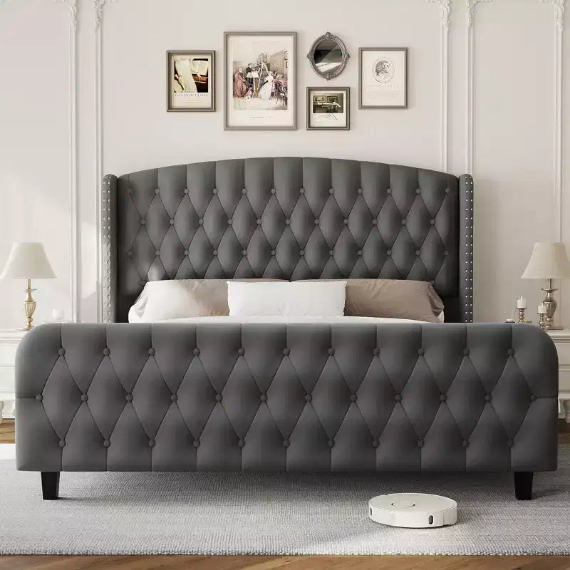 Cadre de lit plateforme avec tête et pied de lit hauts de 130 cm en daim capitonné profond et à oreilles, garniture cloutée, lattes en bois robustes, silencieux, pas besoin de sommier tapissier