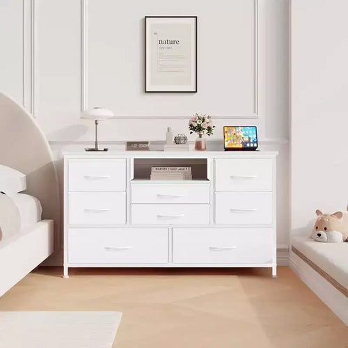 Commode à 8 tiroirs Meuble TV avec prises électriques et éclairage LED RVB, cuir blanc, plateau en bois, convient aux téléviseurs de 55 pouces, tiroirs profonds en tissu, pour chambre/salon