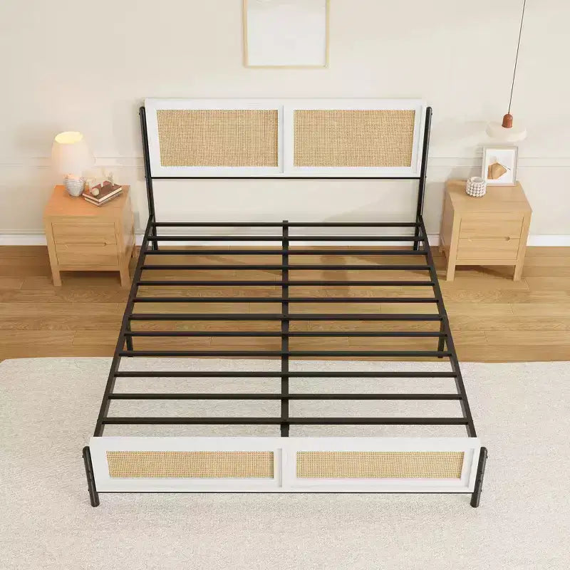 Lit plateforme queen size bohème en rotin, tête et pied de lit en rotin naturel, lattes métalliques, rangement sous le lit, silencieux, pas besoin de sommier tapissier