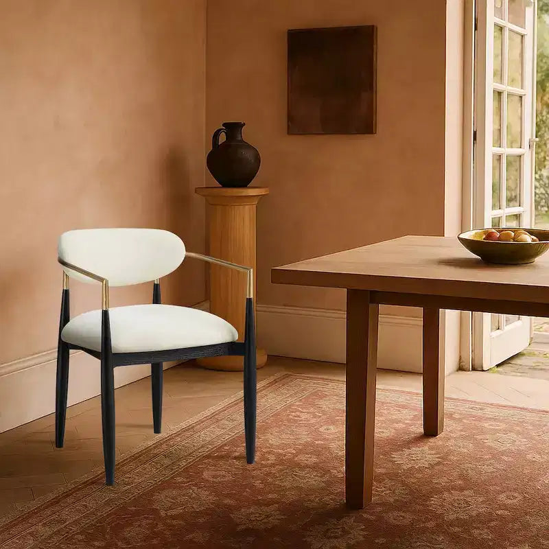 Chaise de salle à manger capitonnée en tissu performant crème Riccio de Meridian Furniture avec accoudoirs, lot de 2