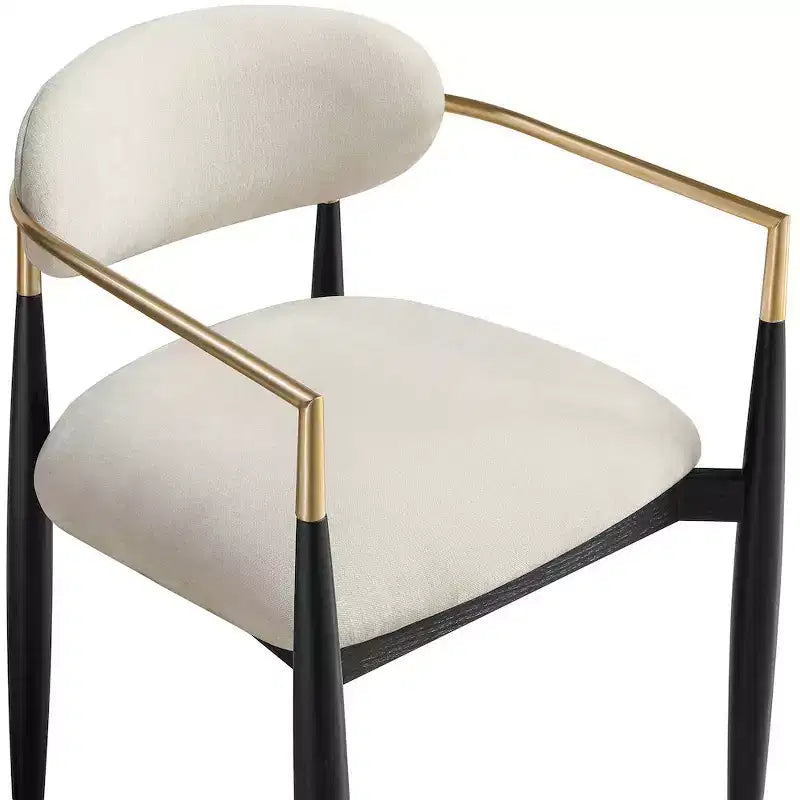 Chaise de salle à manger capitonnée en tissu performant crème Riccio de Meridian Furniture avec accoudoirs, lot de 2