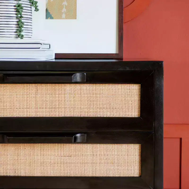 Powell Gordon Commode en bois massif et cannage naturel, pieds en métal noir, 3 tiroirs, noire : style maison de campagne moderne, plateau en manguier