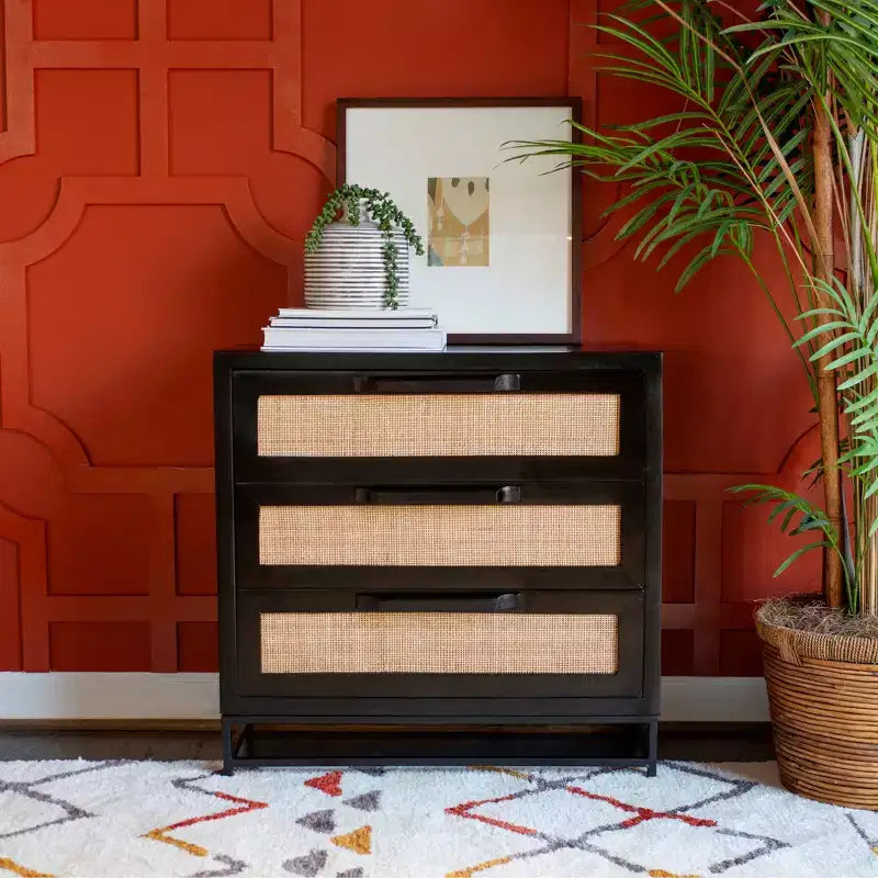Powell Gordon Commode en bois massif et cannage naturel, pieds en métal noir, 3 tiroirs, noire : style maison de campagne moderne, plateau en manguier