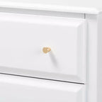 Commode de chambre 4 tiroirs en bois Naomi Baxton Studio blanc/doré : solution de rangement élégante avec quincaillerie anti-basculement