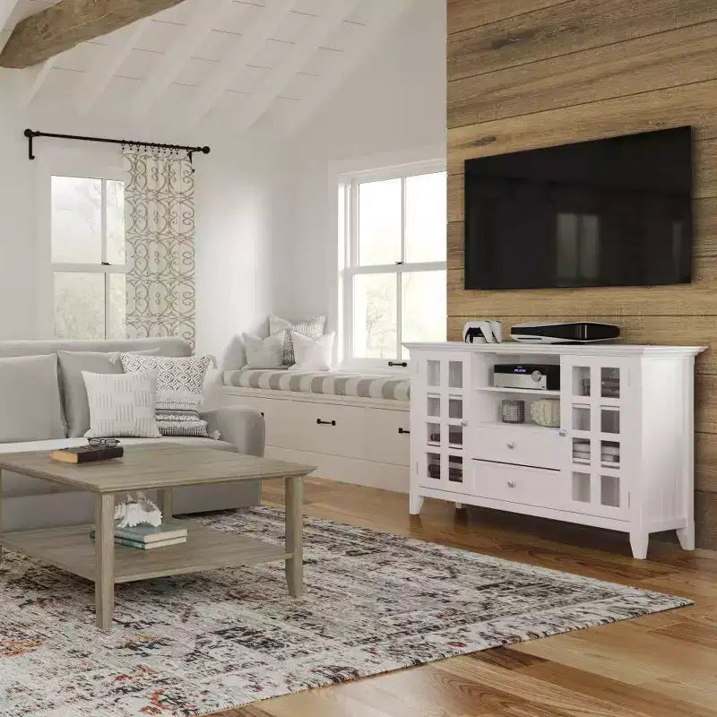 Meuble TV haut Normandy pour téléviseurs jusqu'à 60" Blanc - WyndenHall : Étagères réglables, Pin et Contreplaqué, Rangement média