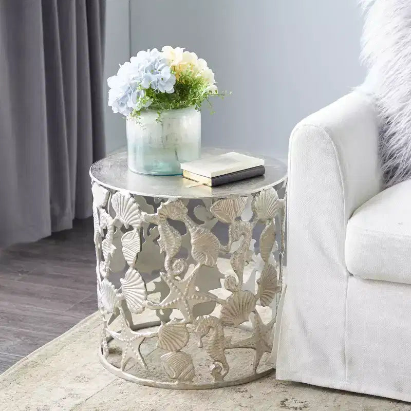 Table d'appoint Coastal Aluminum Argent - Olivia & May : base hippocampe, utilisation intérieure, aucun assemblage requis