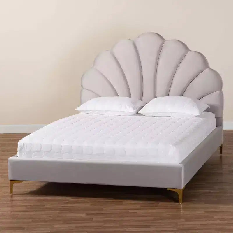 Lit plateforme avec tête de lit coquillage en velours Baxton Studio Queen Size Acosta Gris clair/Or