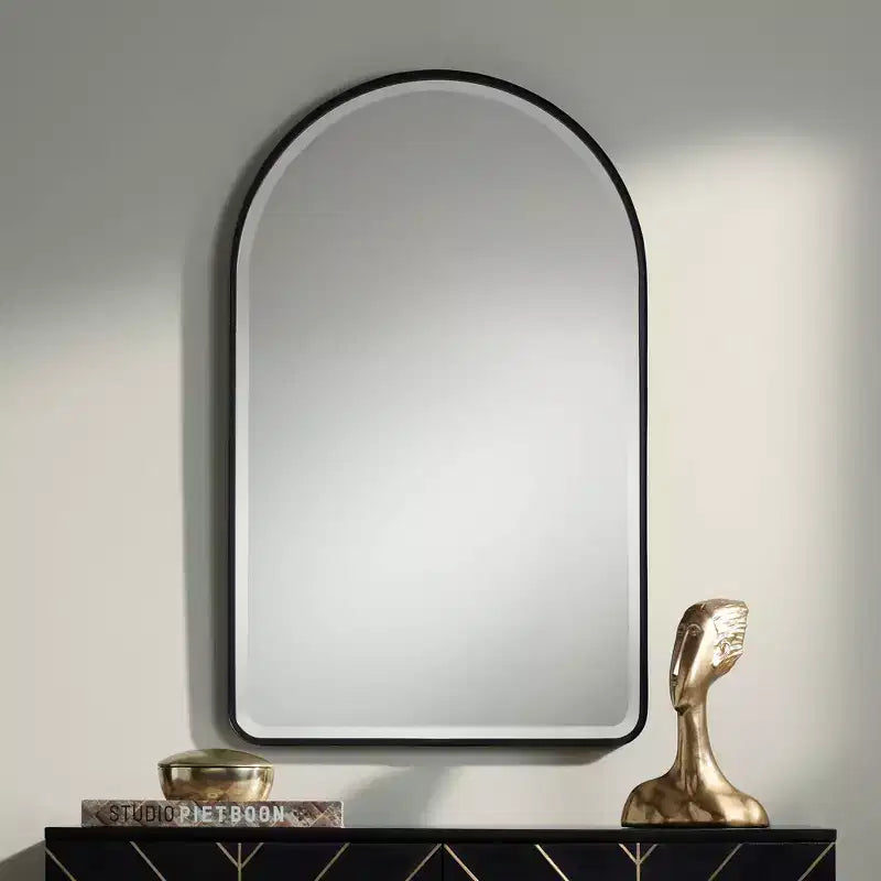 Miroir mural décoratif Clara Arch Top Vanity de Uttermost, biseauté, cadre en métal noir mat, 61 cm de large, pour salle de bain, chambre à coucher, salon, entrée.