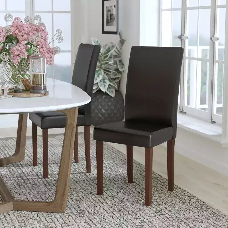 Chaises de salle à manger Parsons mi-siècle de la série Greenwich de Flash Furniture, avec panneau arrière rembourré