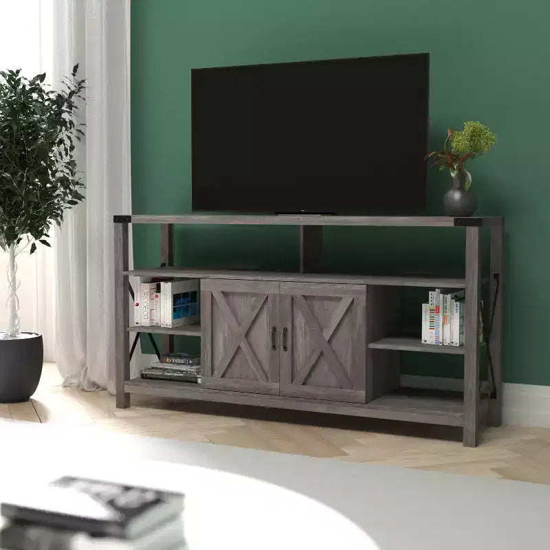 Meuble console média Emma et Oliver de style rustique moderne avec un grand espace de rangement ouvert et fermé
