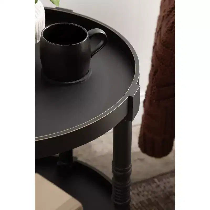 Table d'appoint ronde en bois Bellport de Kate and Laurel avec étagère