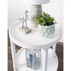 Table d'appoint ronde en bois Bellport de Kate and Laurel avec étagère