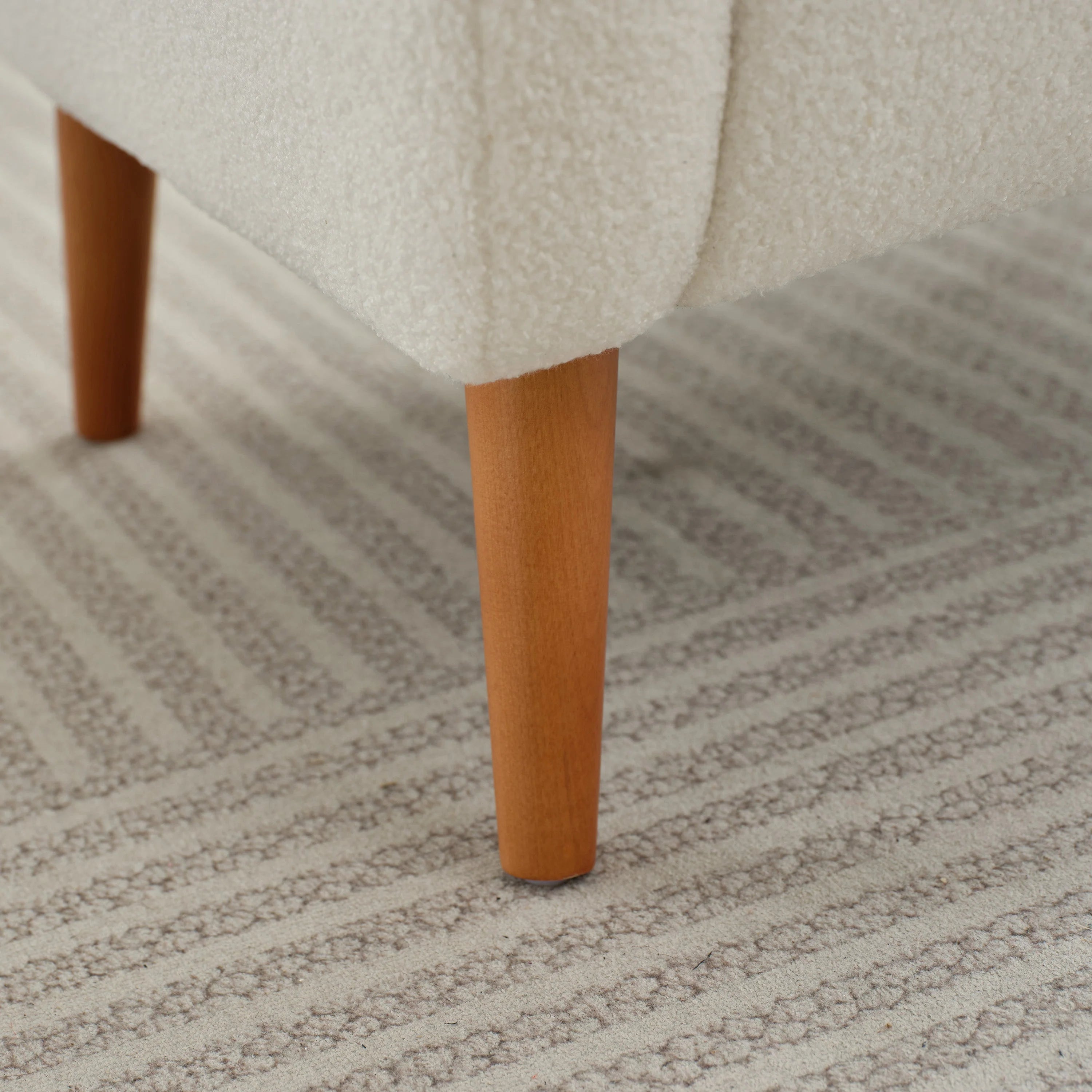 Fauteuil club capitonné moderne avec accoudoirs, canapé simple