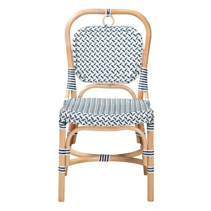 Chaise de bistrot bali & pari Luciana en rotin naturel, tissage moderne bleu et blanc
