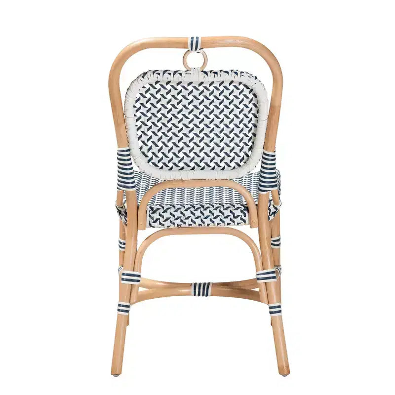 Chaise de bistrot bali & pari Luciana en rotin naturel, tissage moderne bleu et blanc