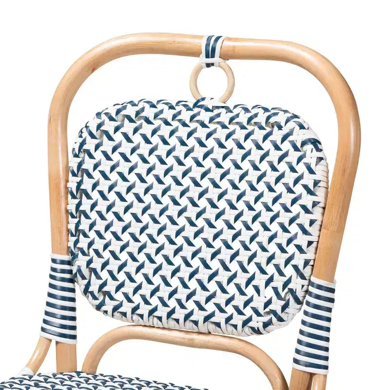 Chaise de bistrot bali & pari Luciana en rotin naturel, tissage moderne bleu et blanc