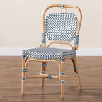 Chaise de bistrot bali & pari Luciana en rotin naturel, tissage moderne bleu et blanc