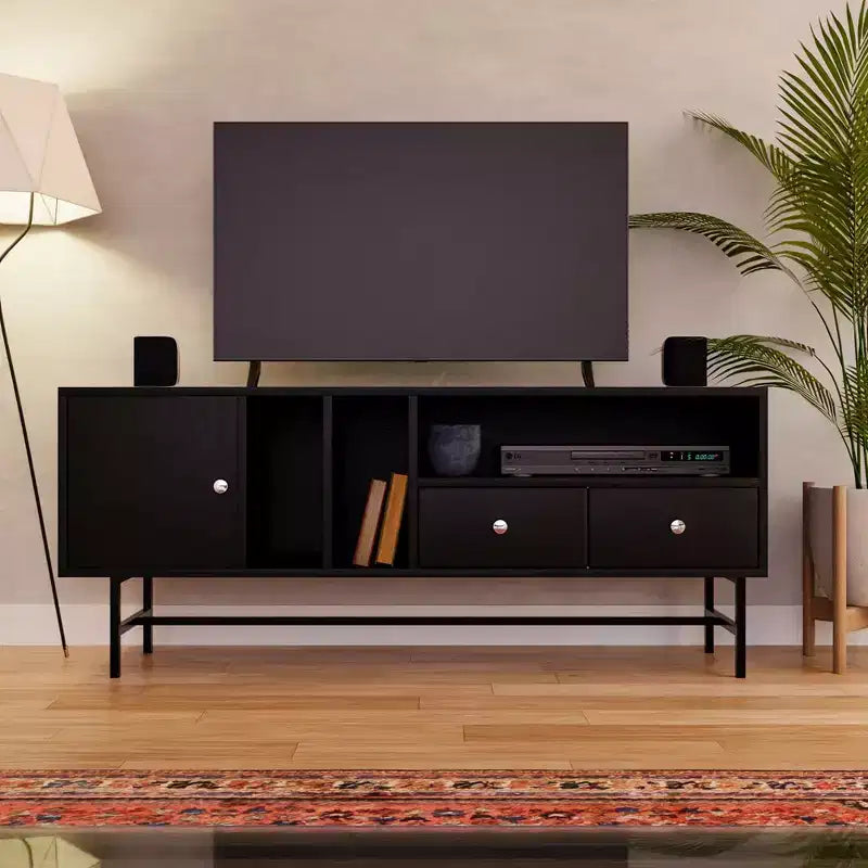 Meuble TV Rochester LeisureMod avec cadre en bois, rangement fermé et pieds en fer noir - Console média, salon, centre de divertissement moderne