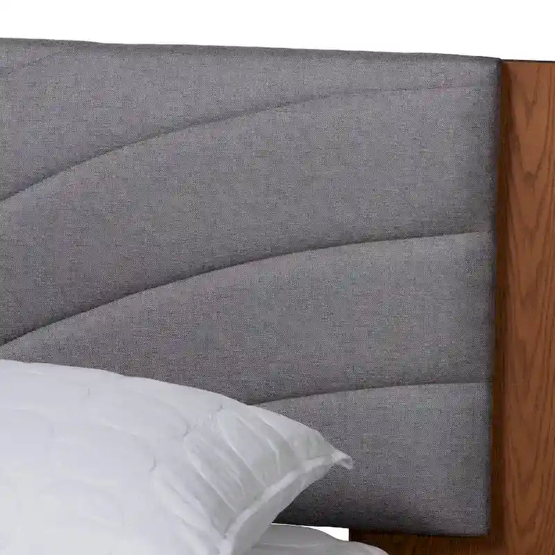 Lit plateforme queen en tissu gris et bois de noyer de style moderne du milieu du siècle avec table de chevet flottante