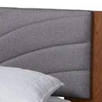 Lit plateforme queen en tissu gris et bois de noyer de style moderne du milieu du siècle avec table de chevet flottante
