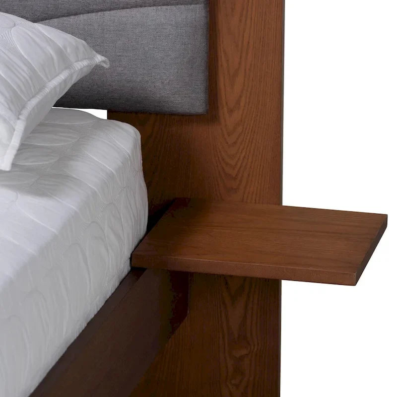 Lit plateforme queen en tissu gris et bois de noyer de style moderne du milieu du siècle avec table de chevet flottante